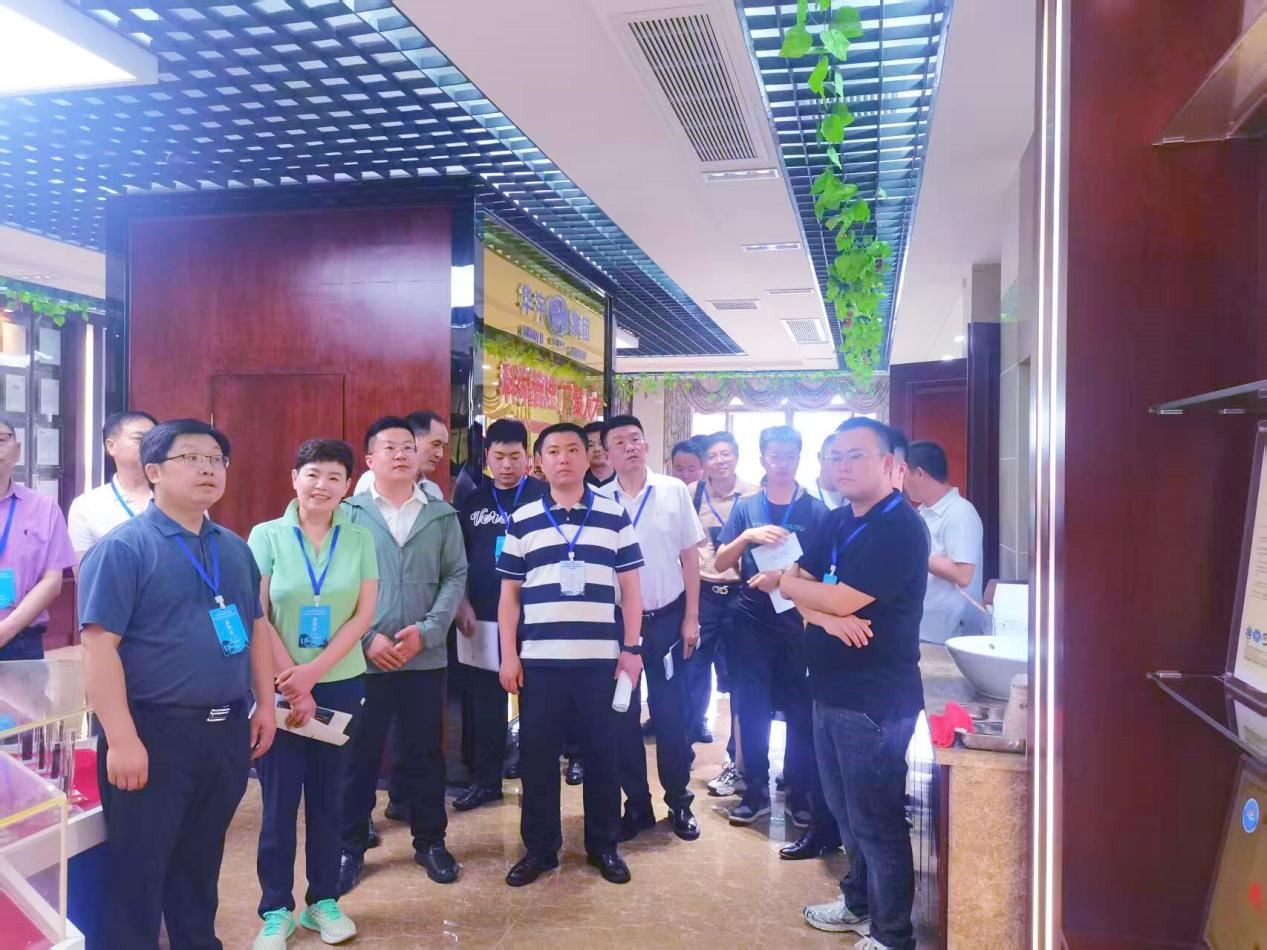 蘇州市光電產(chǎn)業(yè)商會(huì)考察團(tuán)蒞臨華宇集團(tuán)考察交流 